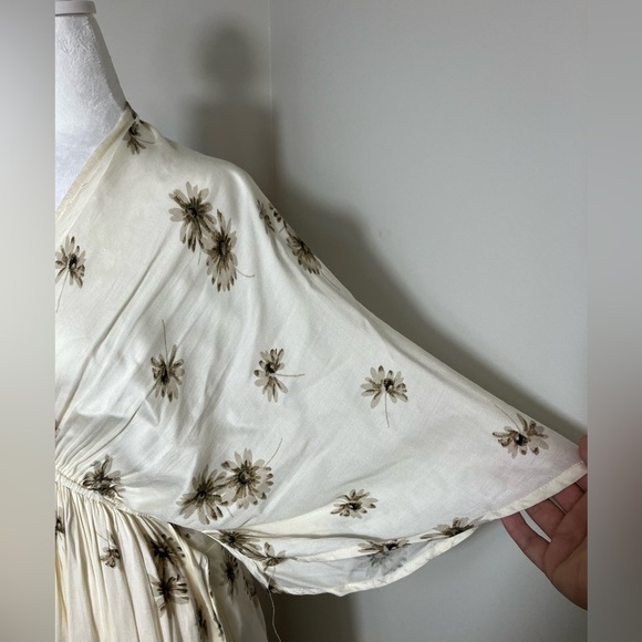 Nordstom VICI Maxi‎ Dress Sz M White Floral Feminine Pockets Rayon Deep V Neck - Picture 3 of 9